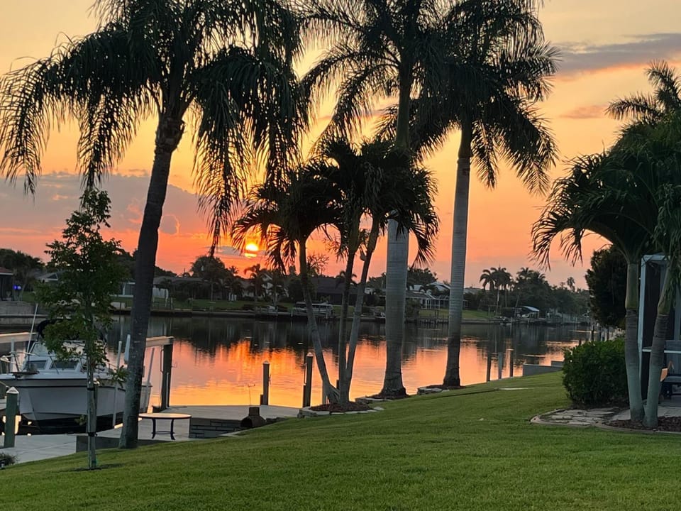 Sunrise to Sunset - Gorgeous Villa, Heated Pool and Spa, Bicycle - Del Boca Vista - Roelens House in Cape Coral