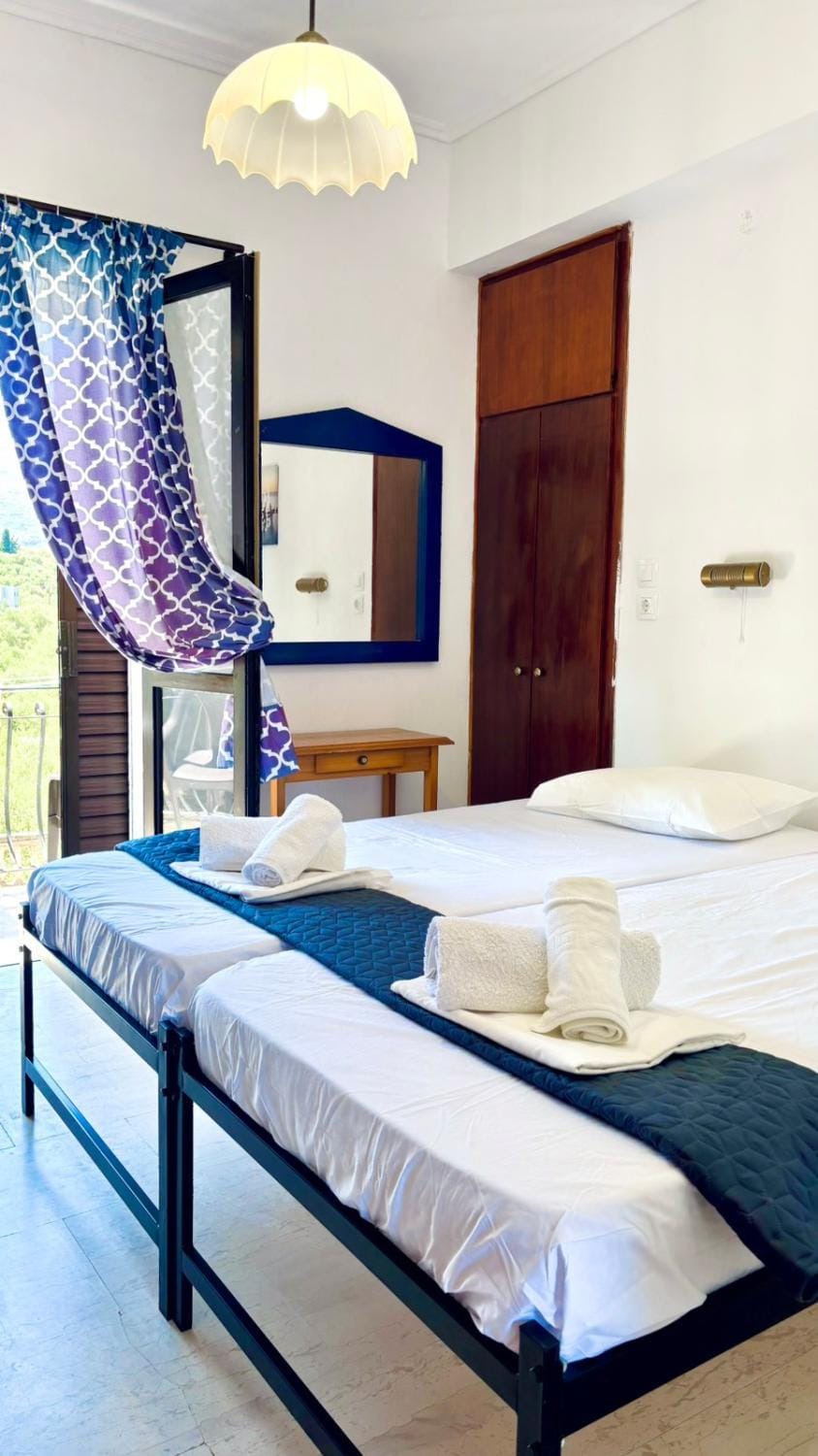Bed, TV and multimedia, Bedroom, towels