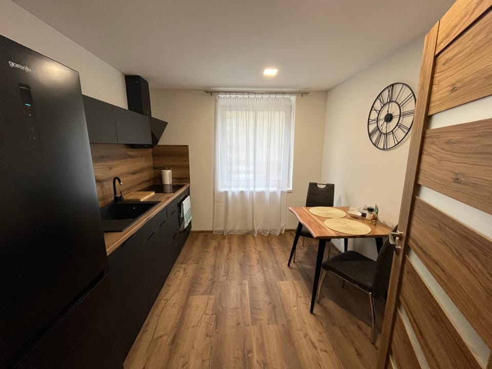 Kitchen or kitchenette, Dining area, oven, pet friendly, stove