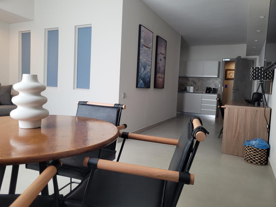 Kitchen or kitchenette, Seating area, Dining area