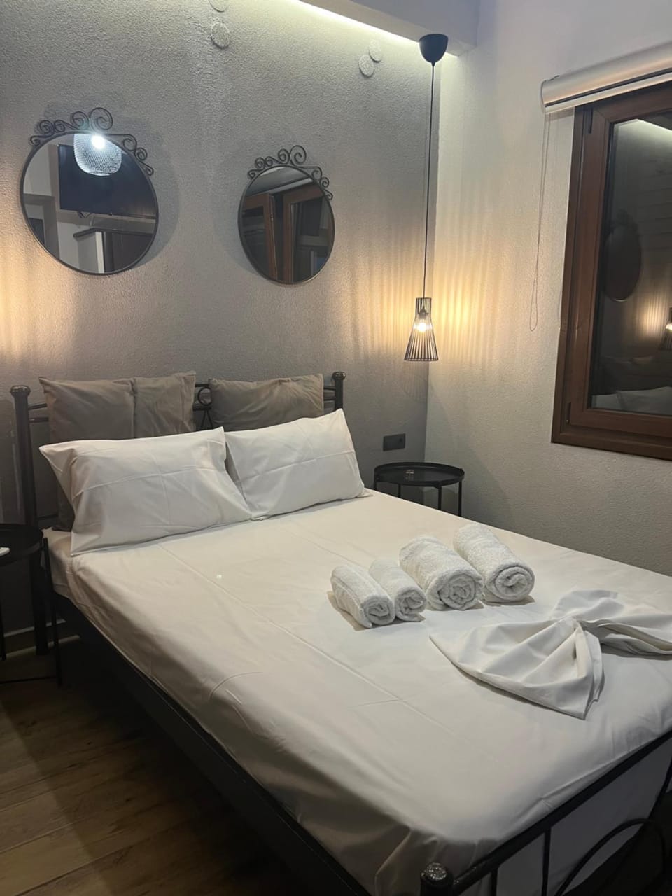 Bed, Bedroom, towels