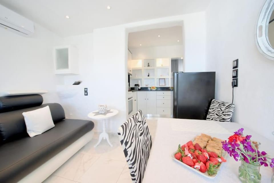Kitchen or kitchenette, Living room, Seating area