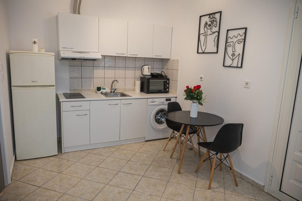 Coffee/tea facilities, Kitchen or kitchenette, Dining area, oven, stove