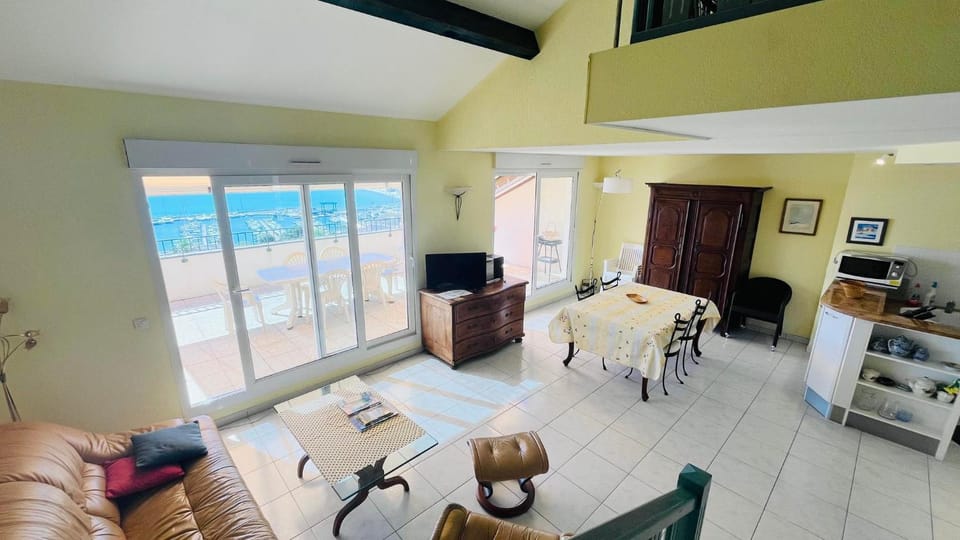 Kitchen or kitchenette, Living room