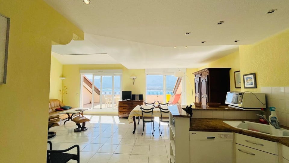 Kitchen or kitchenette, Living room