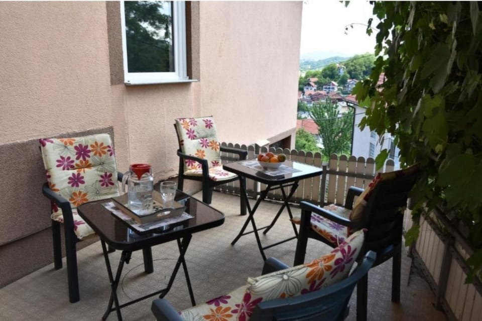 View (from property/room), Seating area, Dining area, Garden view
