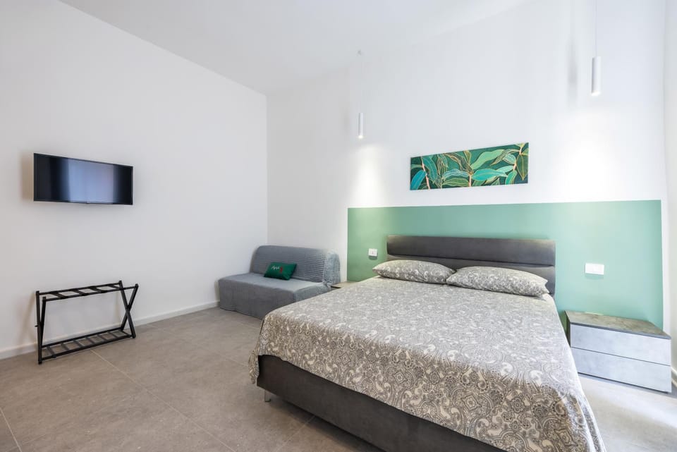 Bed, TV and multimedia, Photo of the whole room