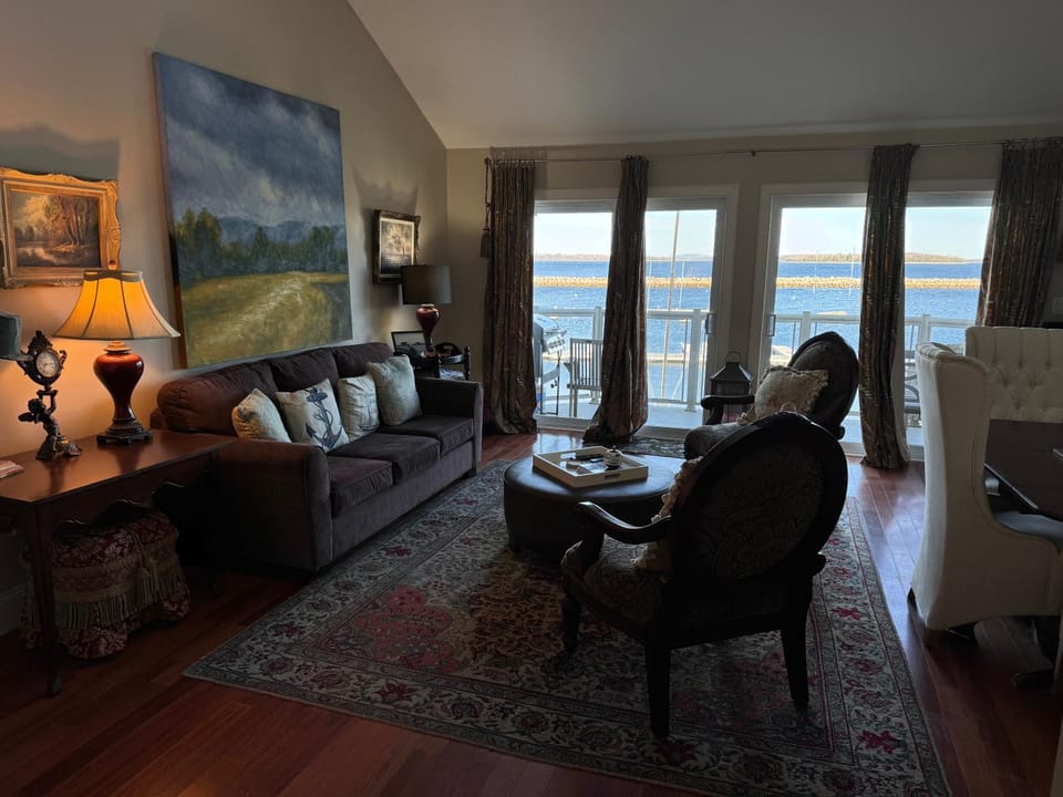 TV and multimedia, Living room, Decorative detail, Seating area, Sea view