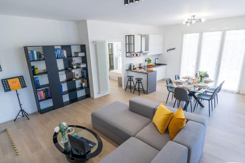 Kitchen or kitchenette, Living room, Seating area, Dining area