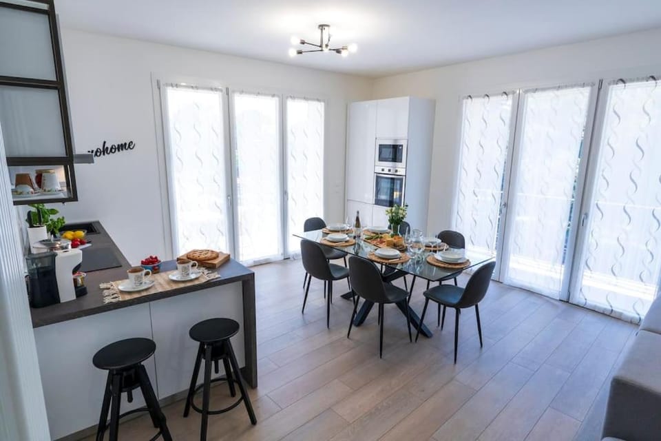 Kitchen or kitchenette, Living room, Food and drinks, Seating area, Dining area, Food