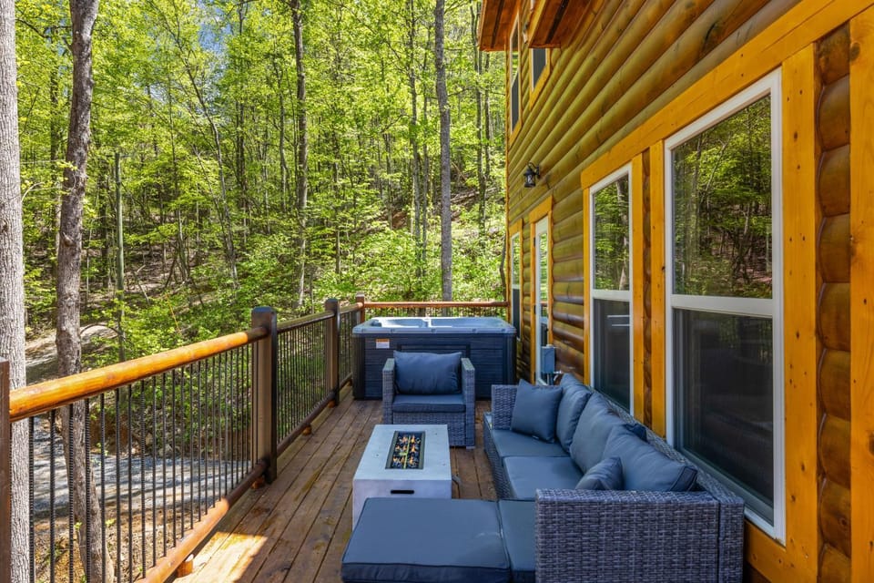 A Pine Choice is a Newly Built 2 Bedroom Luxury Cabin Minutes from Gatlinburg and Pigeon Forge! Cabin in Gatlinburg
