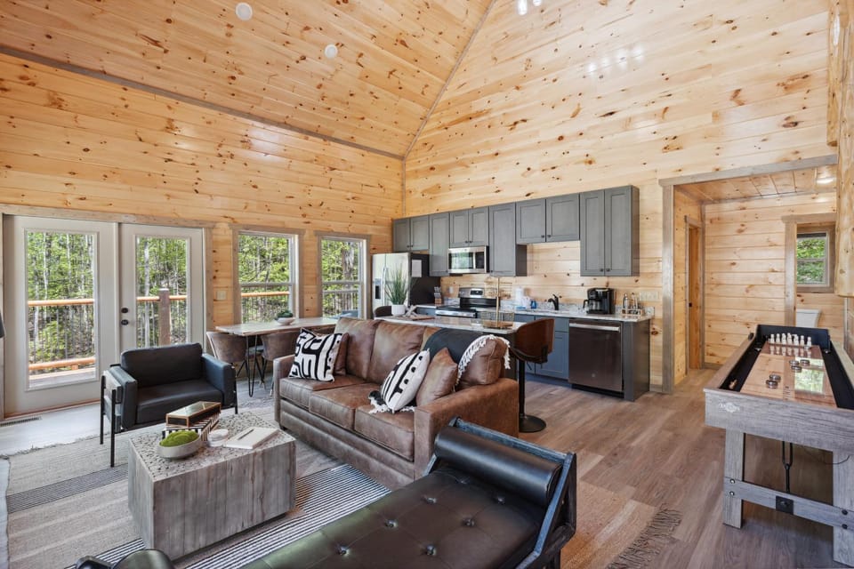 A Pine Choice is a Newly Built 2 Bedroom Luxury Cabin Minutes from Gatlinburg and Pigeon Forge! Cabin in Gatlinburg