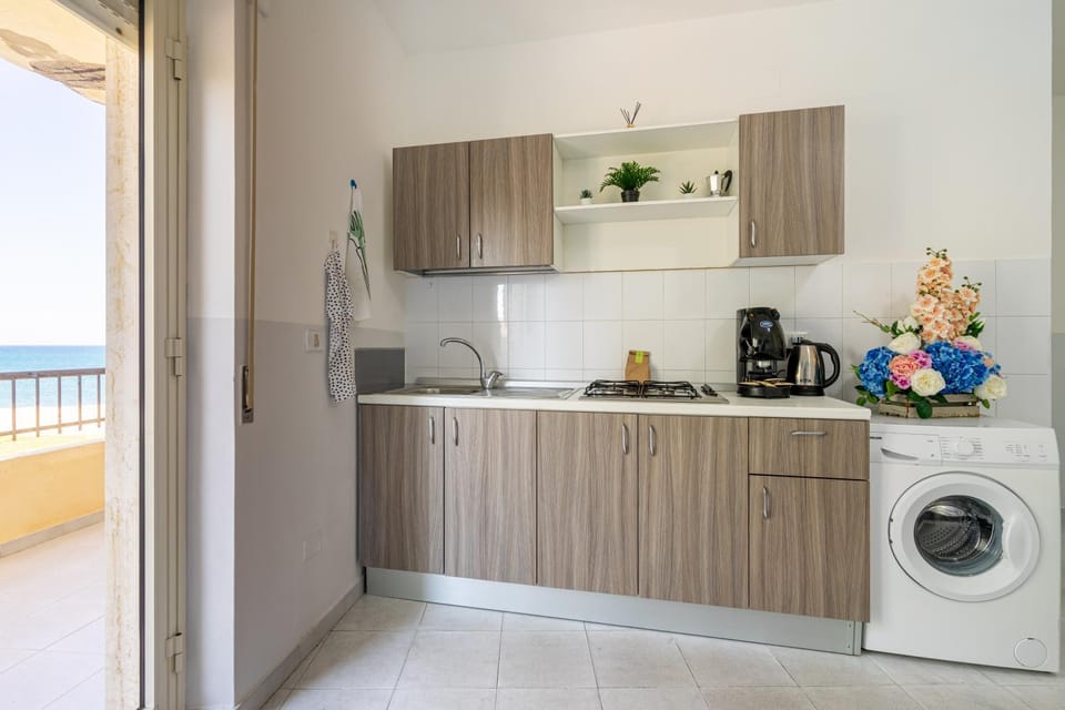 Coffee/tea facilities, Kitchen or kitchenette, stove, washing machine