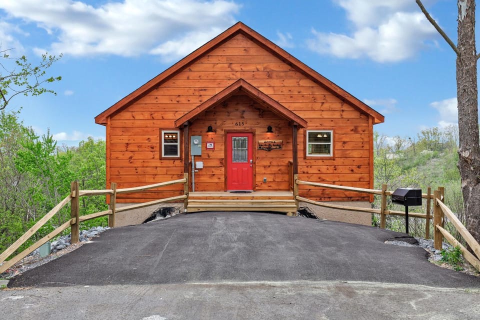 LOCATION A'Dreamin is a 2 Bed 2 Bath brand new log cabin in the heart of Pigeon Forge Cabin in Pigeon Forge