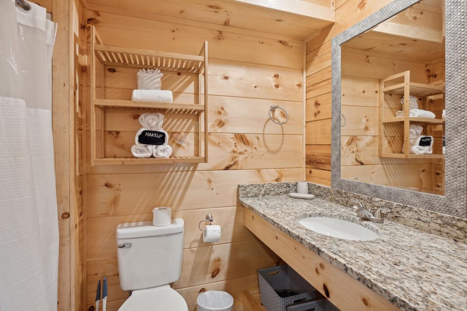 Amazing Grace - Newly Built - 3 BR - Less Than 2 Miles from The Island House in Pigeon Forge