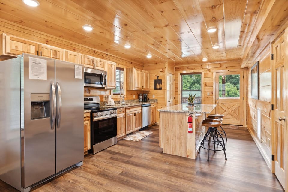 Amazing Grace - Newly Built - 3 BR - Less Than 2 Miles from The Island House in Pigeon Forge