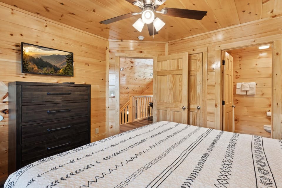 Amazing Grace - Newly Built - 3 BR - Less Than 2 Miles from The Island House in Pigeon Forge