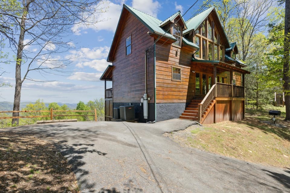 Amazing View Lodge, Your Ultimate 5-Bedroom Cabin Retreat in Sky Harbor Resort Cabin in Gatlinburg