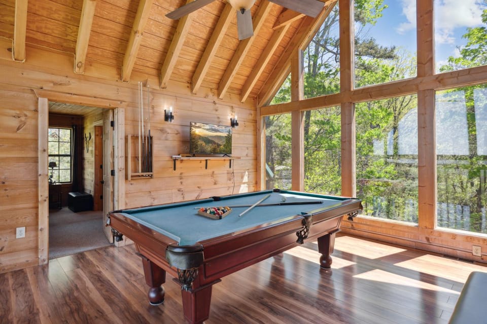 Amazing View Lodge, Your Ultimate 5-Bedroom Cabin Retreat in Sky Harbor Resort Cabin in Gatlinburg