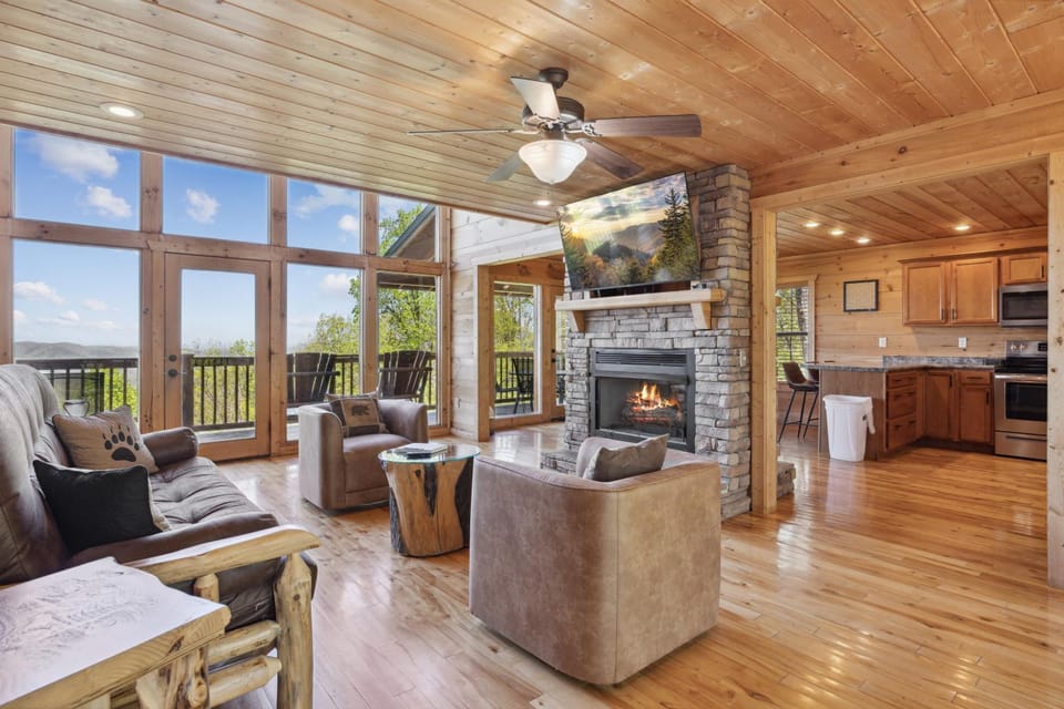 Amazing View Lodge, Your Ultimate 5-Bedroom Cabin Retreat in Sky Harbor Resort Cabin in Gatlinburg