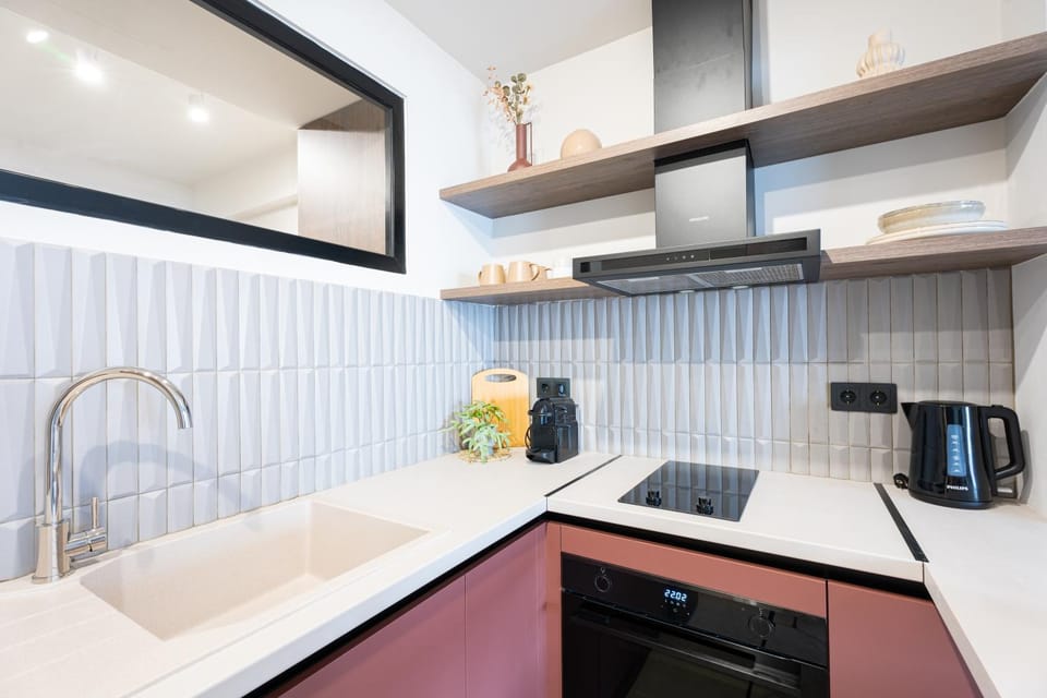 Coffee/tea facilities, Kitchen or kitchenette, oven, stove
