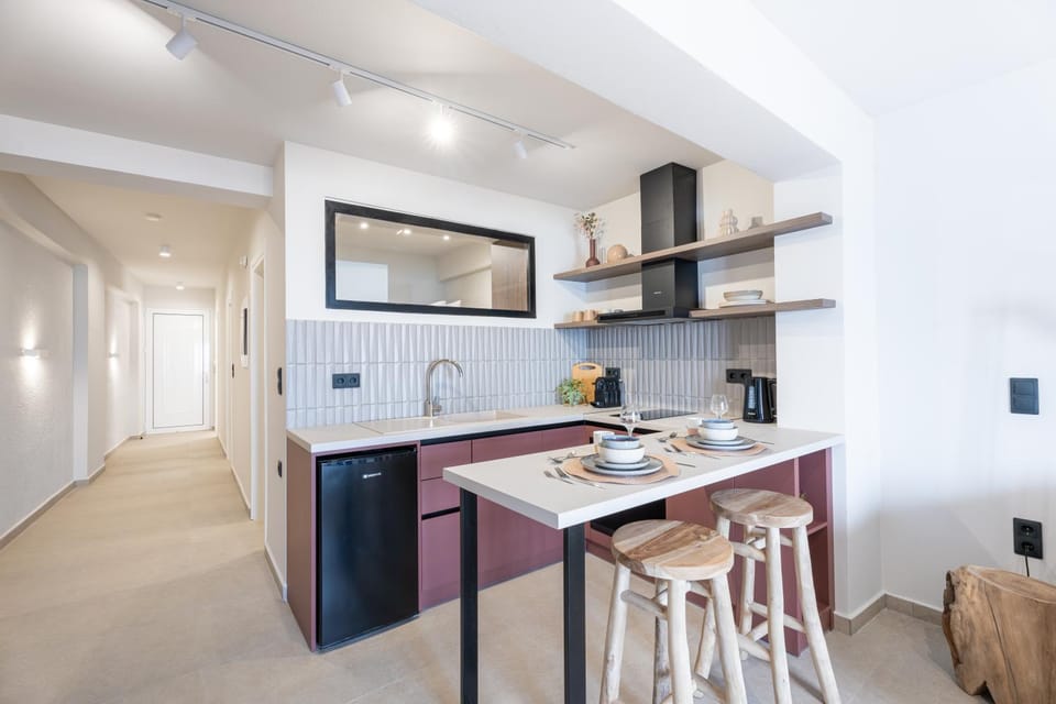 Coffee/tea facilities, Kitchen or kitchenette, Dining area, minibar, oven, stove