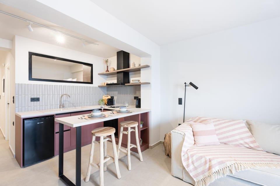 Kitchen or kitchenette, Dining area, minibar, oven, stove