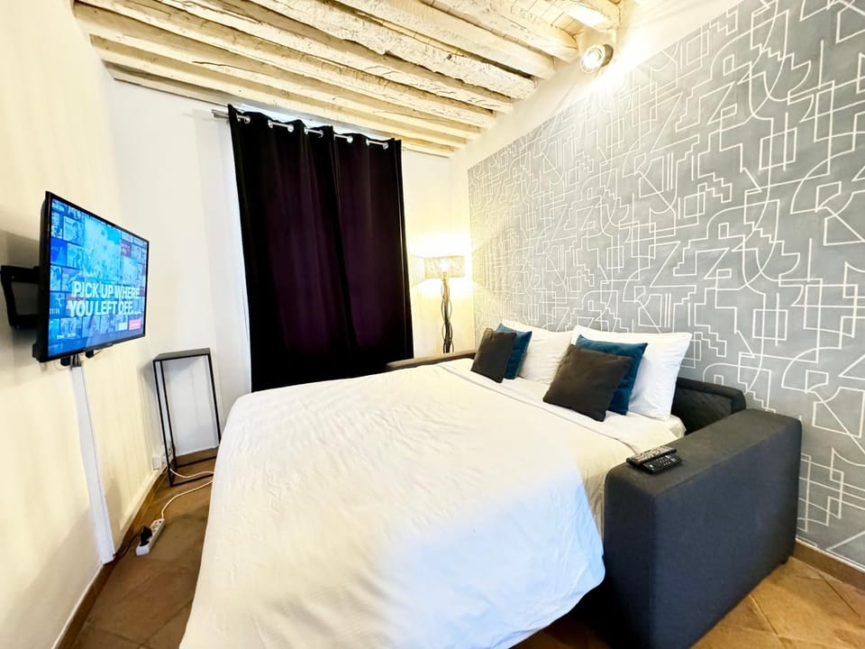 Bed, Living room