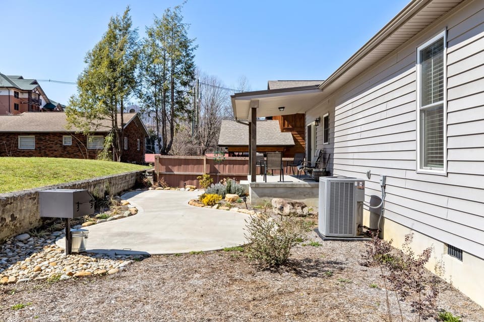 Bear Pass is a 3 bed 2 bath craftsman style home located within walking distance to DT Gatlinburg House in Gatlinburg