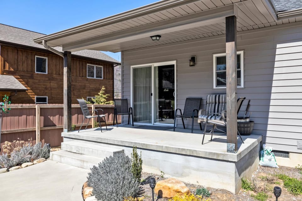 Bear Pass is a 3 bed 2 bath craftsman style home located within walking distance to DT Gatlinburg House in Gatlinburg