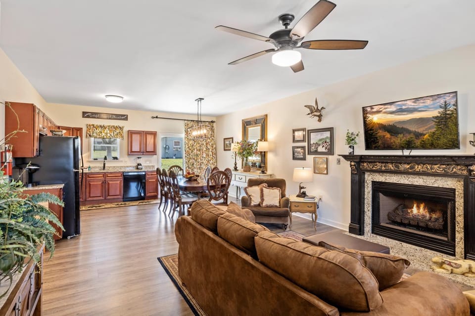 Bear Pass is a 3 bed 2 bath craftsman style home located within walking distance to DT Gatlinburg House in Gatlinburg