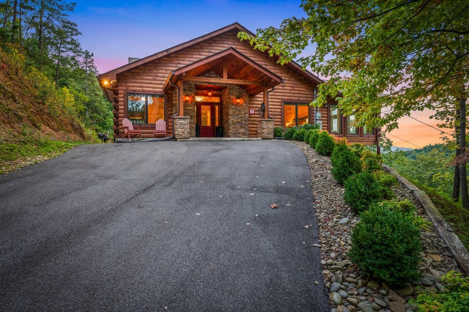 Take Me Down to "Bearadise City", a Luxurious 4 BR Cabin Nestled in the Cobbly Knob Resort! Cabin in Pittman Center