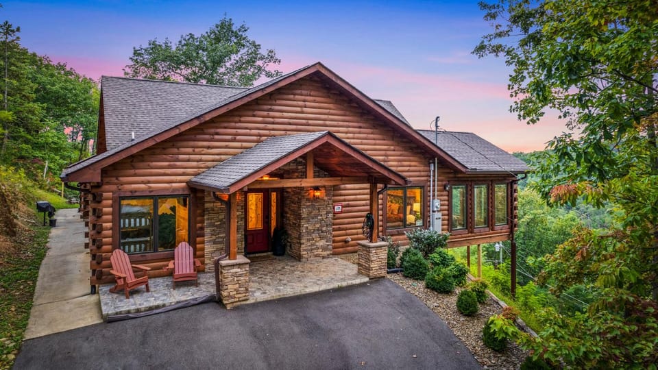 Take Me Down to "Bearadise City", a Luxurious 4 BR Cabin Nestled in the Cobbly Knob Resort! Cabin in Pittman Center