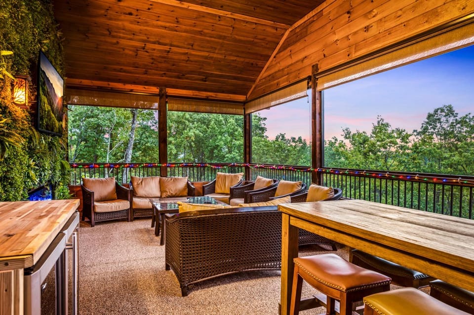 Take Me Down to "Bearadise City", a Luxurious 4 BR Cabin Nestled in the Cobbly Knob Resort! Cabin in Pittman Center