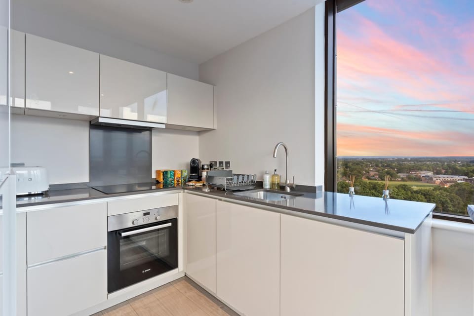 Coffee/tea facilities, Kitchen or kitchenette, Dining area, dishwasher, oven, stove, toaster