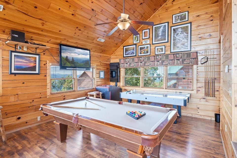 High Mountain Mist A Beautiful 4 Bedroom Cabin in Starr Crest Resort with hot tub and pool table Cabin in Pigeon Forge