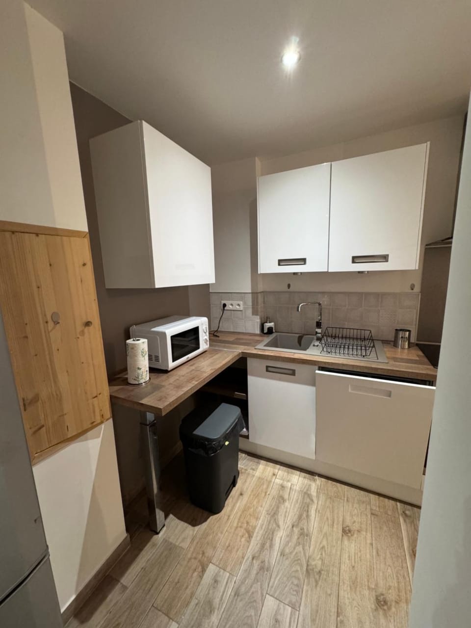 Kitchen or kitchenette, dishwasher, oven, stove