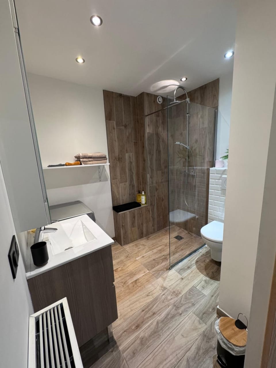 Shower, Toilet, Bathroom, towels