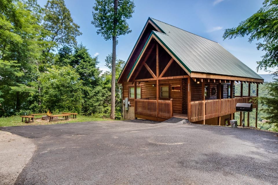 Bearhemain Rhapsody, a Private Cabin with Incredible Mountain Views, Near Dollywood!! Cabin in Pigeon Forge