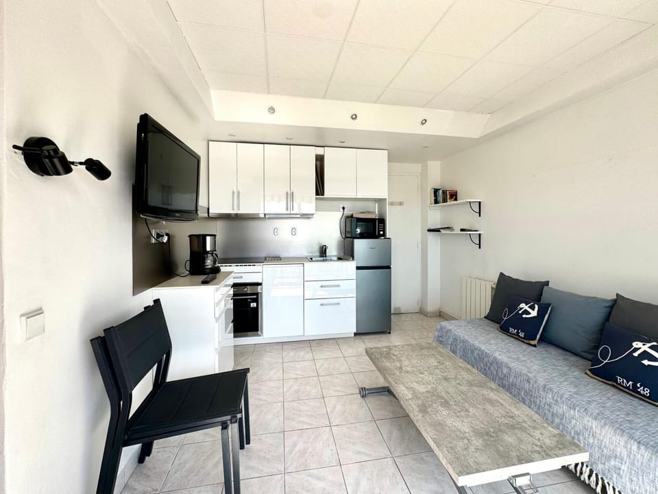 T2 BORD DE MER vue plages WIFI climatisé parking inclus Apartment in La Ciotat