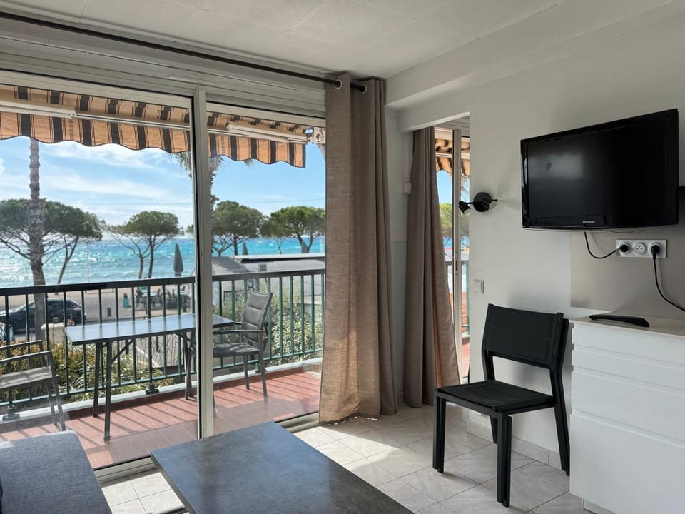 T2 BORD DE MER vue plages WIFI climatisé parking inclus Apartment in La Ciotat