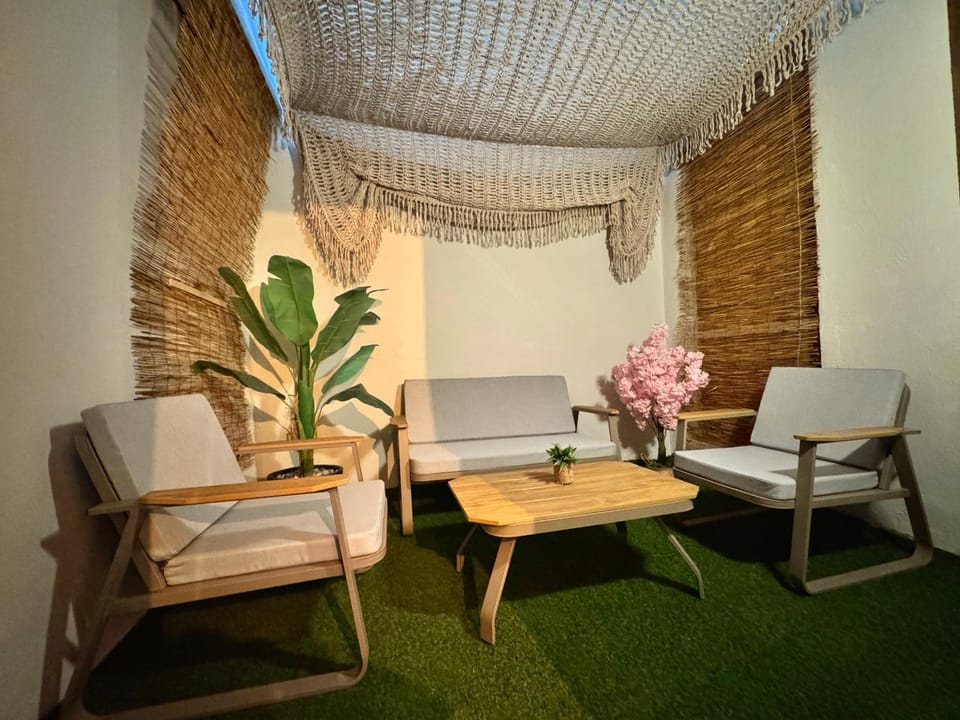 Patio, Balcony/Terrace, Seating area