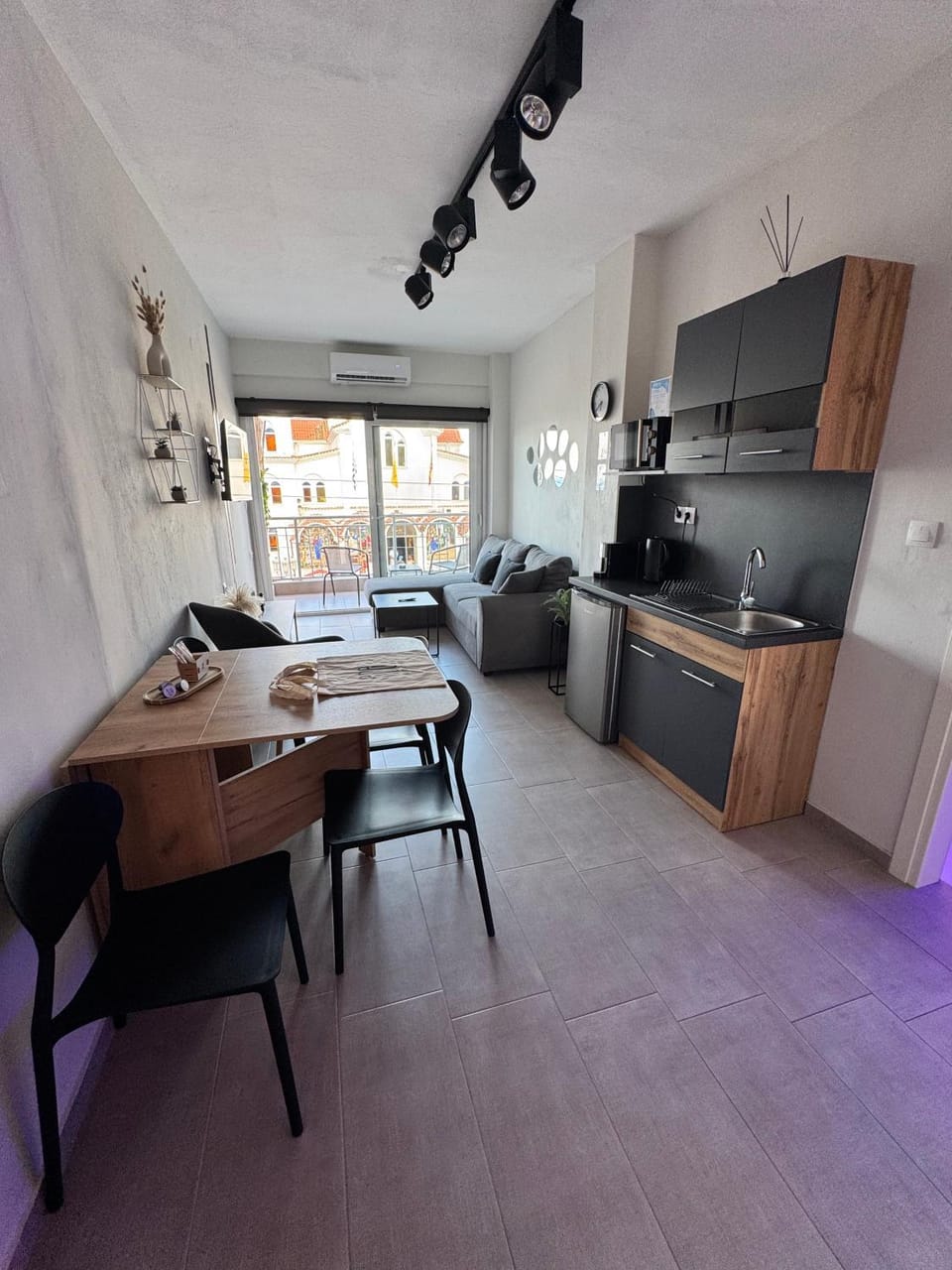 TV and multimedia, Coffee/tea facilities, Kitchen or kitchenette, Living room, Dining area, microwave