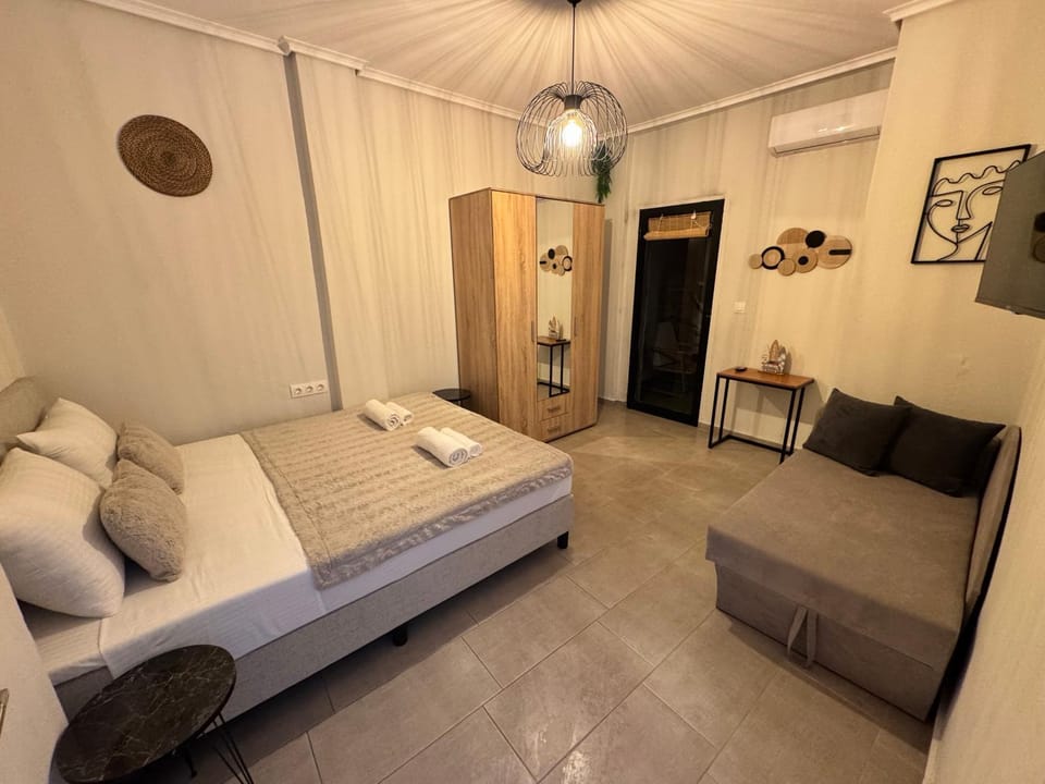 Bed, TV and multimedia, Photo of the whole room, Bedroom, towels, wardrobe, air conditioner