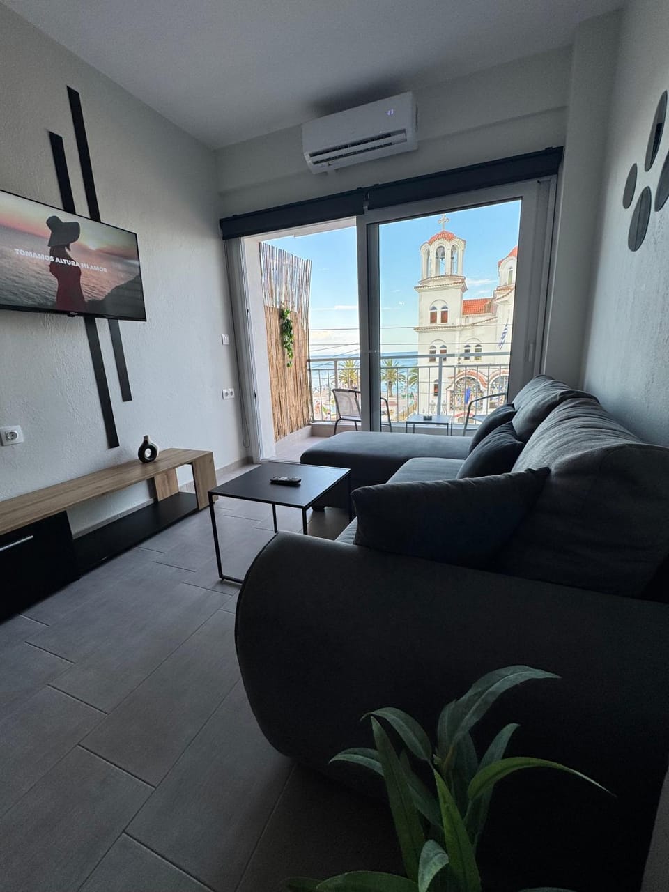 TV and multimedia, View (from property/room), Balcony/Terrace, Living room, Seating area, Landmark view, Sea view, air conditioner