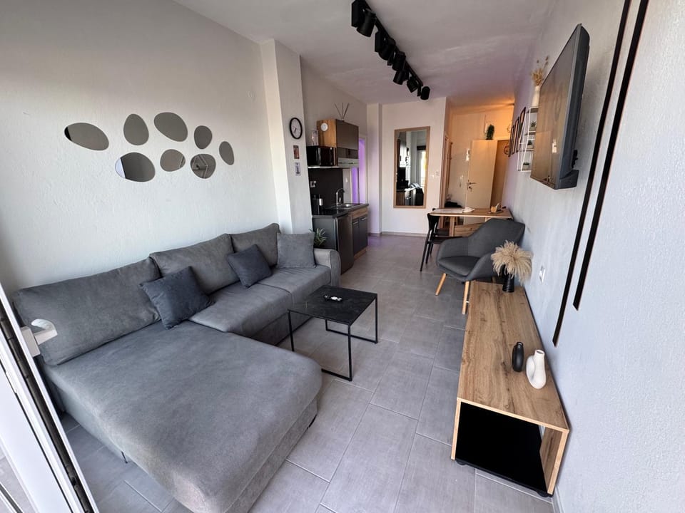 Communal lounge/ TV room, TV and multimedia, Kitchen or kitchenette, Living room, Seating area, Evening entertainment