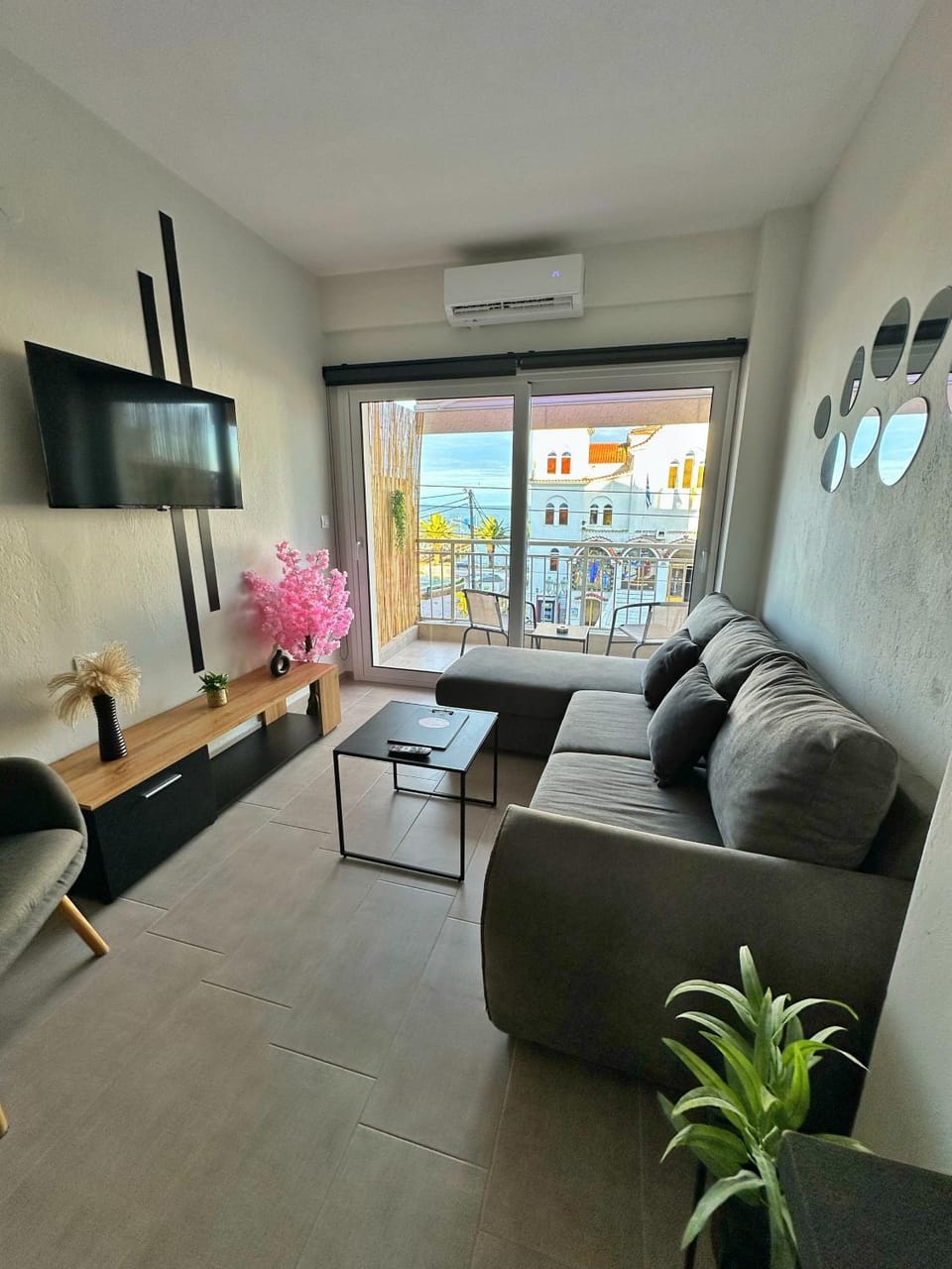 Communal lounge/ TV room, TV and multimedia, View (from property/room), Living room, Seating area, Sea view, air conditioner