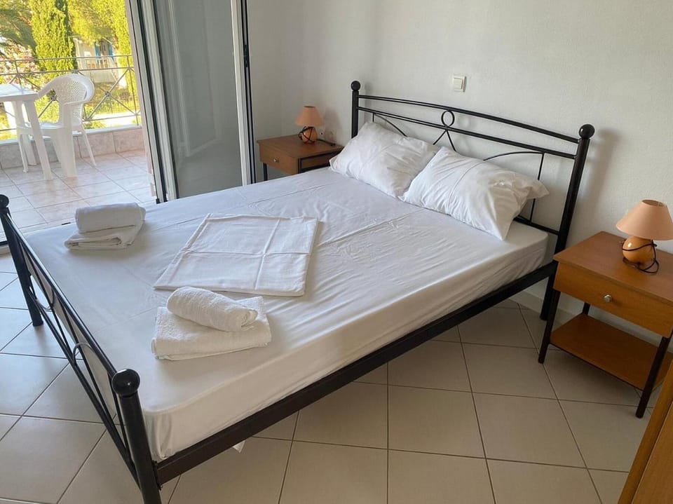 Bed, Bedroom, towels