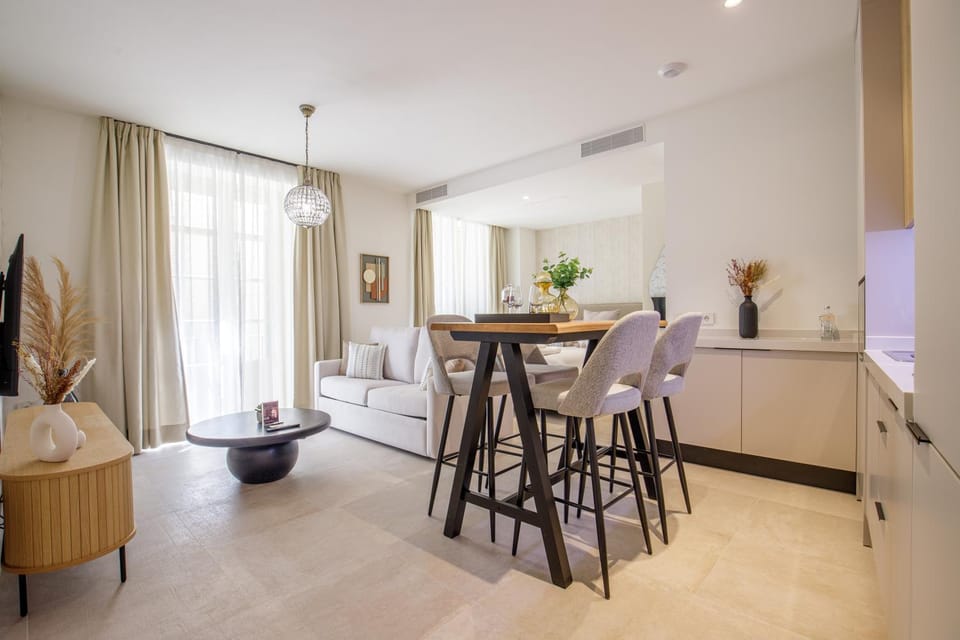 Kitchen or kitchenette, Living room, Seating area, Dining area, City view