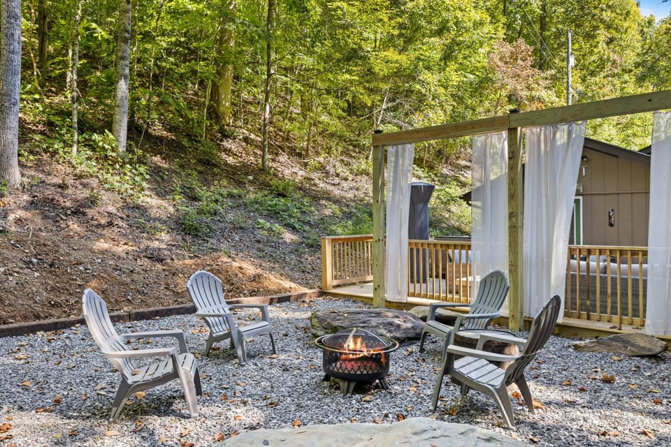 Lazy Bear Valley is a rustic cabin retreat just minutes from Gatlinburg! Cabin in Gatlinburg